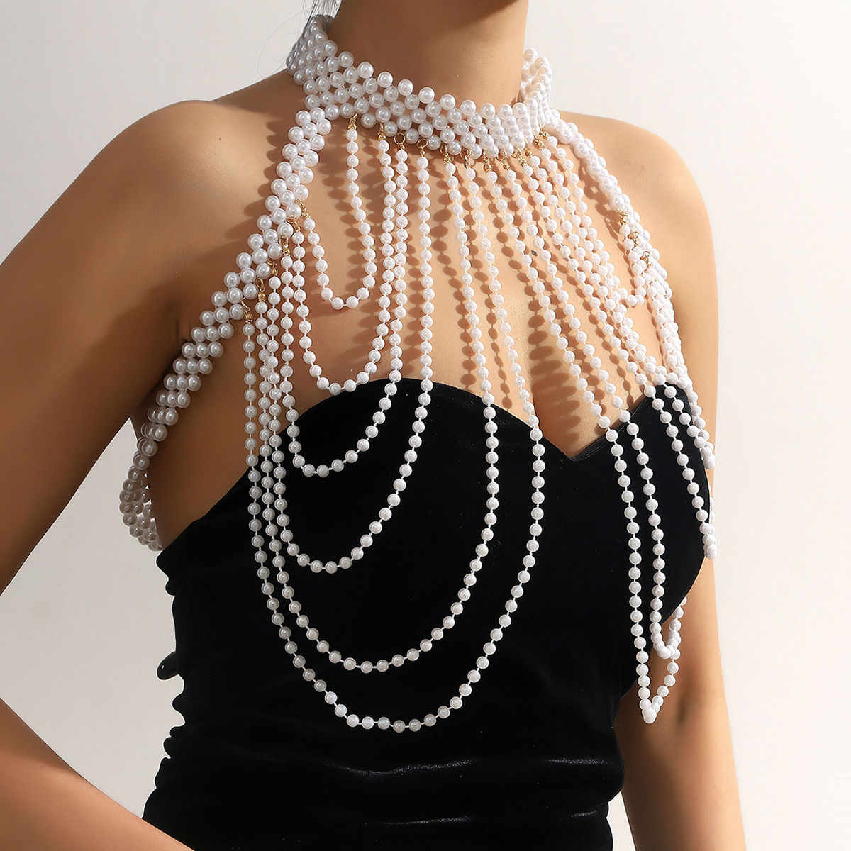 Joyas transfronterizas europeas y americanas sexy cadena de pecho de perlas de imitación multicapa moda femenina lujo ligero sentido de alta gama cadena de cuerpo de perlas de la industria pesada