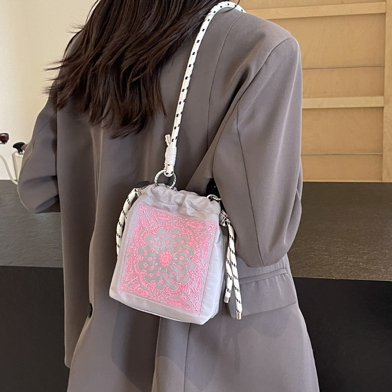 日本と韓国の刺繍ボールチェーン巾着バケットバッグ多用途軽量ナイロンクロスボディニッチデザインショルダーバッグ|undefined