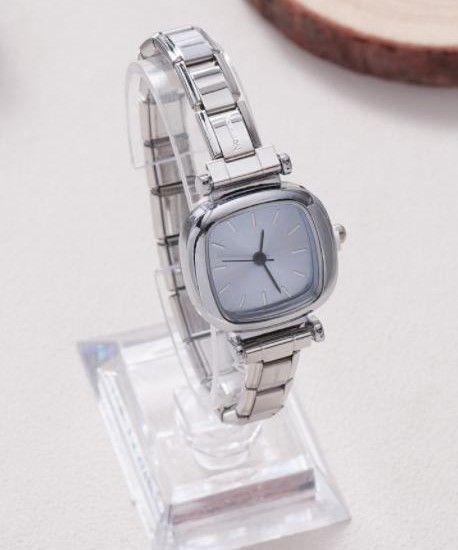 韓国版の女性の腕時計のドリルの弾力性の小さい気質のブレスレットの満天の星のレジャーの学生の男性の石英の時計は国境を越えます。