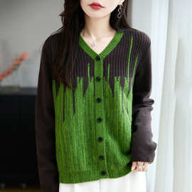 女式V字领撞色开衫精纺羊毛长袖外搭秋冬新款单排扣个性潮流风格