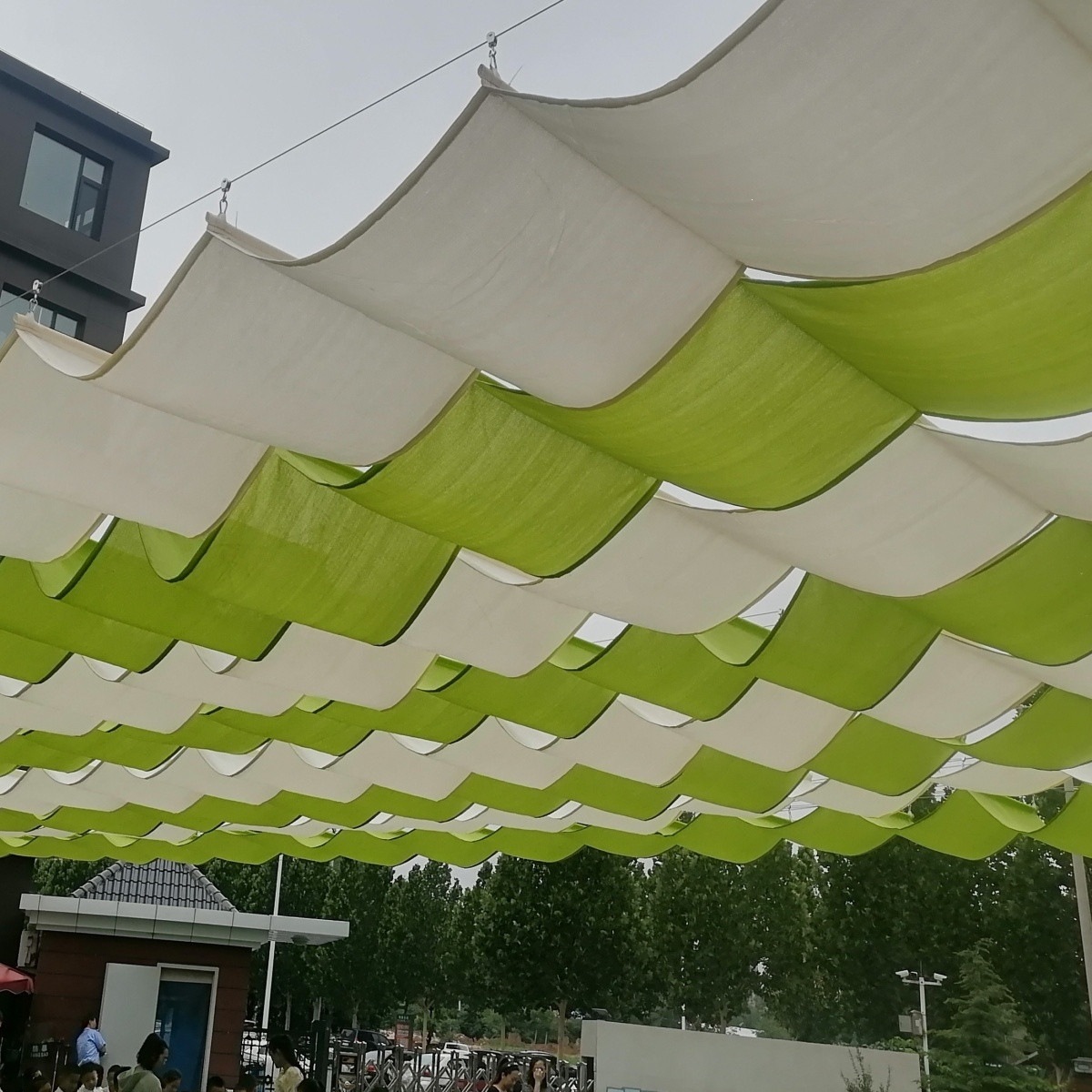 Colorful sunshade net for kindergarten playground, retractable wave-type canopy, outdoor sun protection tent for swimming pool, reinforced and thickened