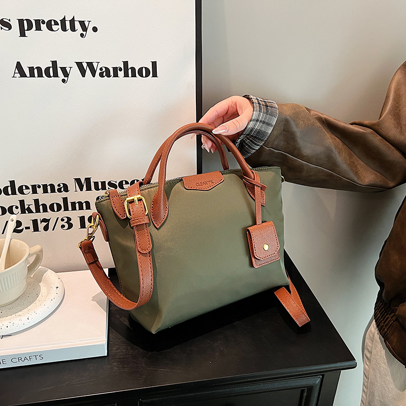 Transfronterizo nueva tela de nylon ligero Portátil Bolsa de mano de las mujeres 2024 primavera popular moda hombro bolsa de mensajero