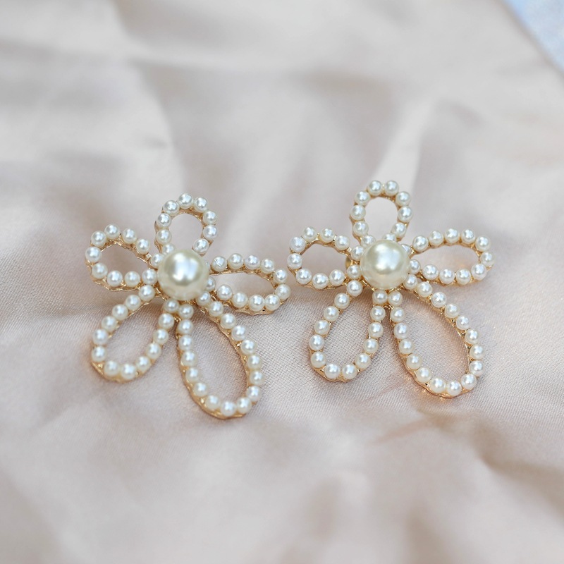 Wholesale Jewelry Hollow Flower Diamond Pearl Earrings Nihaojewelry display picture 5