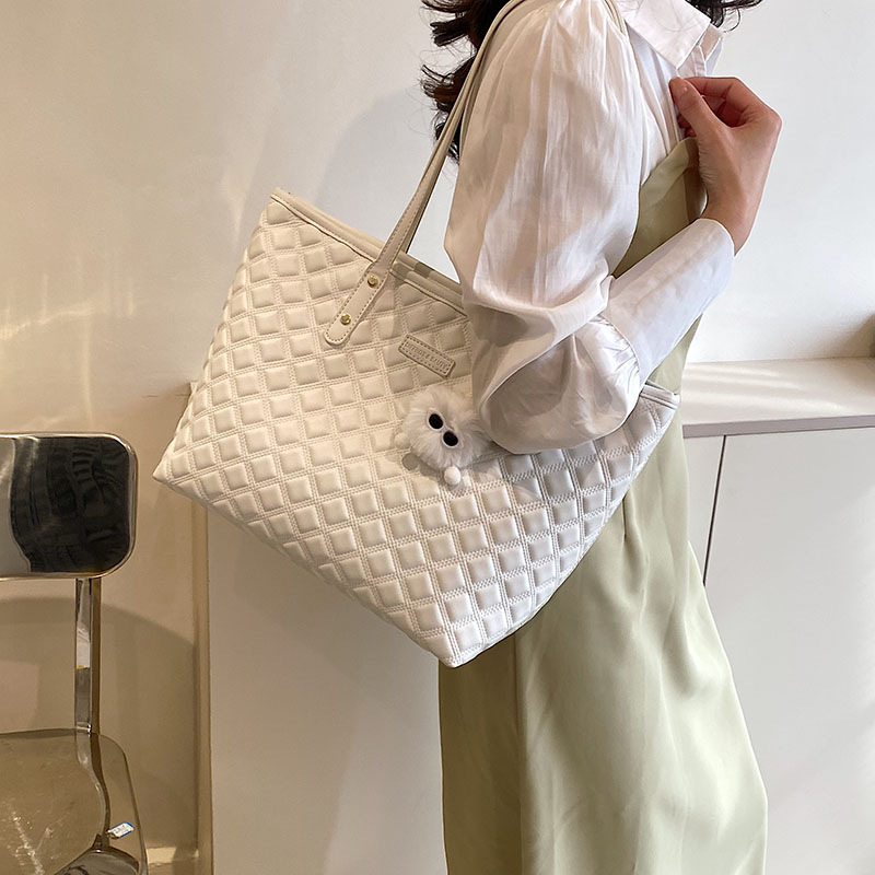 Capacious universal shoulder bag