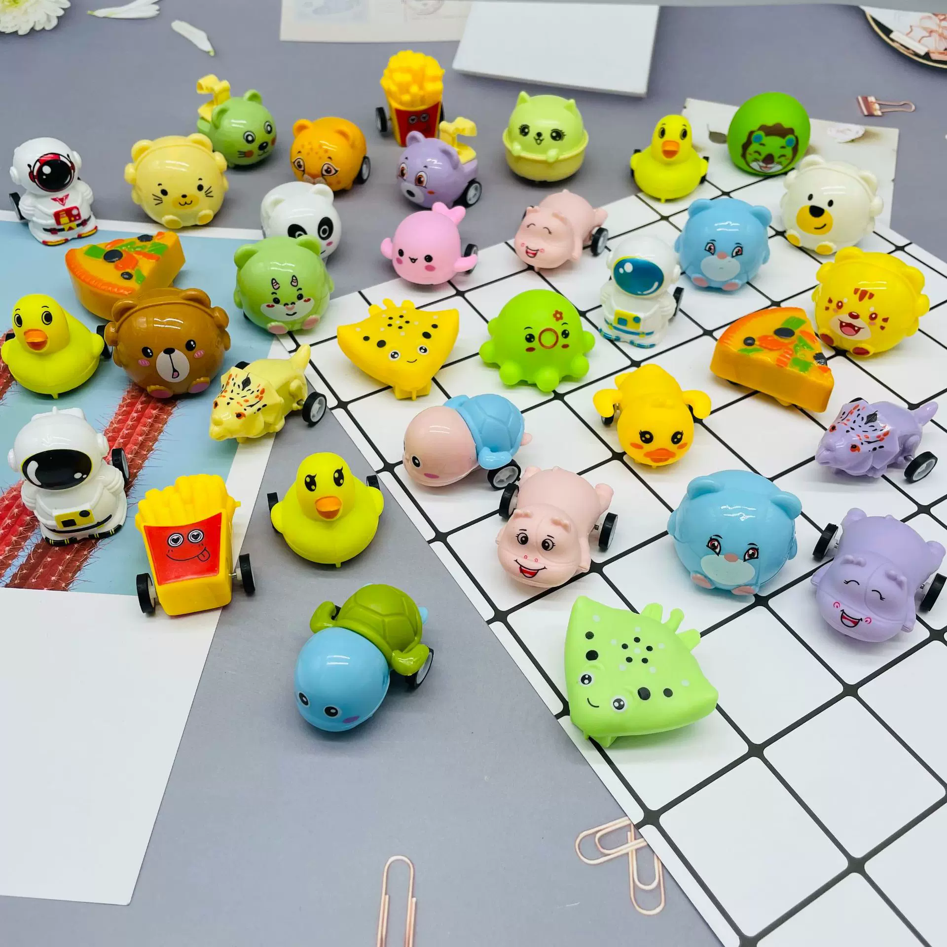 幼儿园儿童卡通回力车小玩具扭蛋新奇特惯性回力车小号现货批发