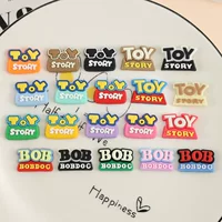 ИГРУШКА английские буквы ПВХ гибкие аксессуары для клея Q версия ToyStory универсальные милые Мультяшные тапочки с дырками трехмерные наклейки