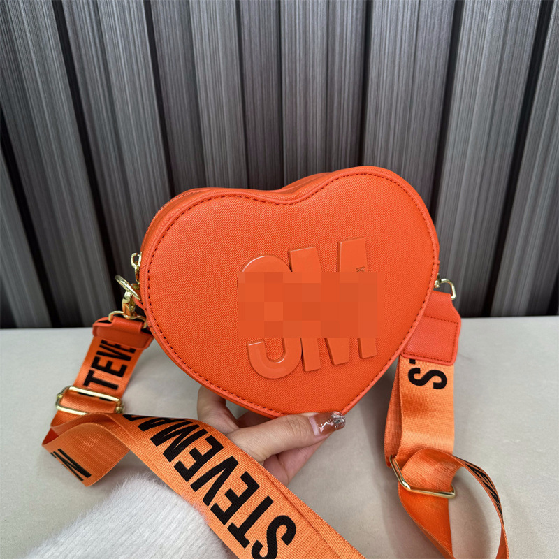 Bolso de hombro transfronterizo para mujer, sentido de alta gama, todo fósforo, letras al por mayor, bolso de mensajero simple, temperamento casual, bolso en forma de corazón
