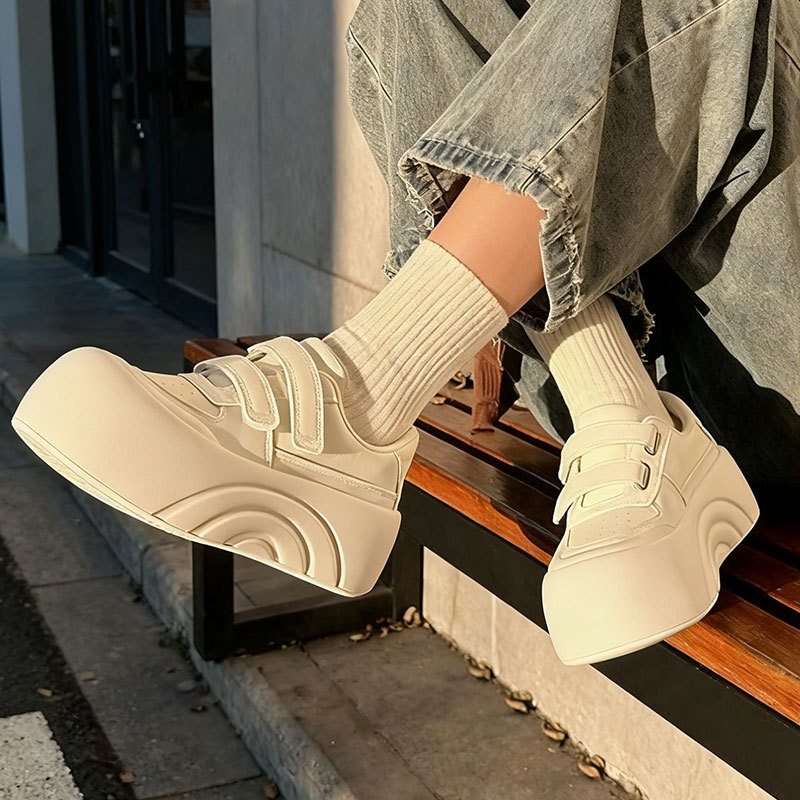 Scarpe da donna di alta gamma con suola spessa, modello nuvola bianca, nuove, primavera/autunno 2025, con velcro, alluce, stile brutto, tipo pane_voghion.com