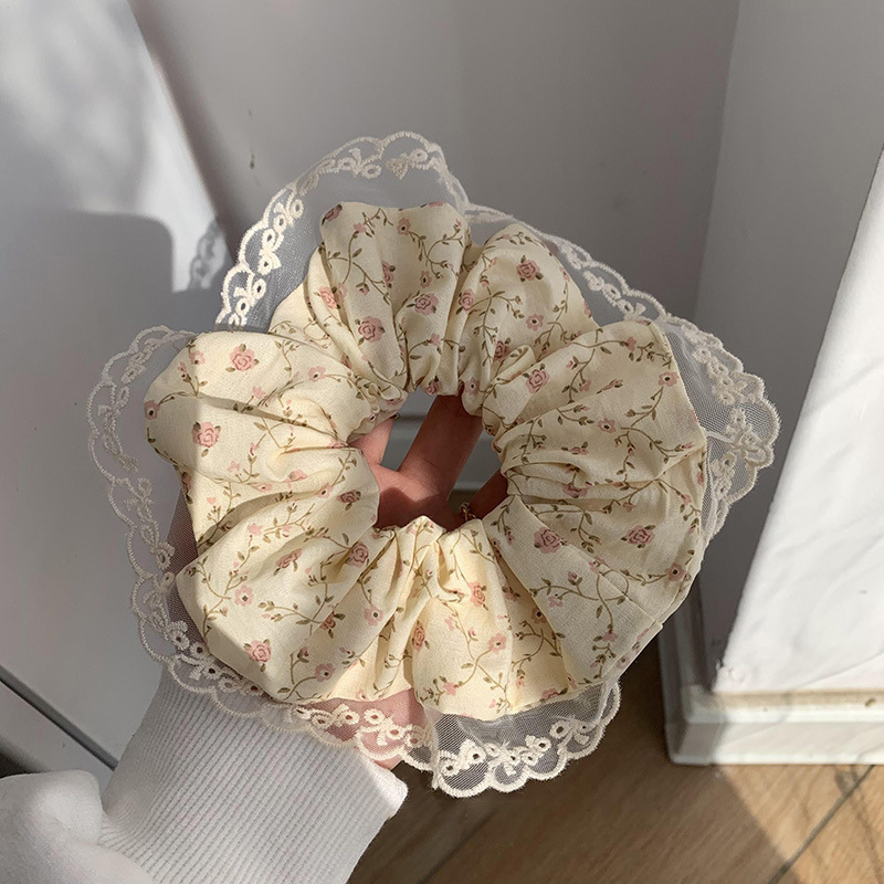 Chouchou en dentelle à motifs floraux pour coiffures élégantes_voghion.com