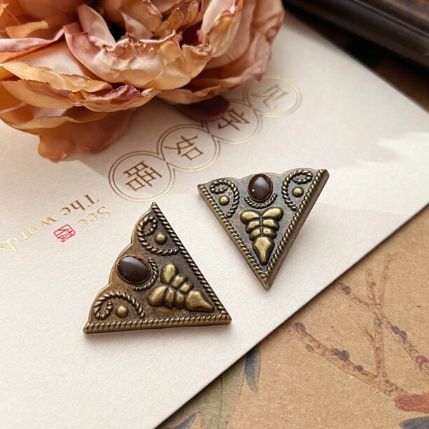 Vintage Triangle Collar Pin Distinctive Women's Shirt Collar Buckle Fashion Collar Decorative Metal Collar Flower Couple's Brooch Accessories