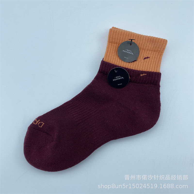 2023新品の偽の2つのつなぎ合わせのスポーツの靴下の中で筒の高い筒の男女の同項のマカロンカラーの厚いタオルの底