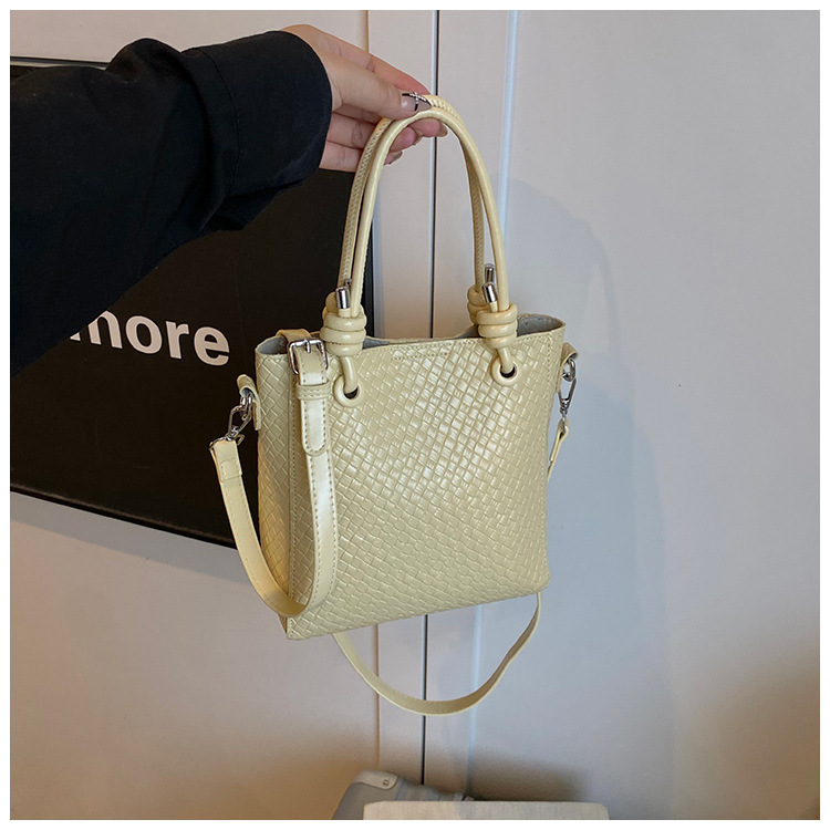 A niche and simple hand-held bucket bag for the summer of 2025, featuring a fashionable and stylish Korean style with a woven pattern, is a single-shoulder crossbody bag undefined