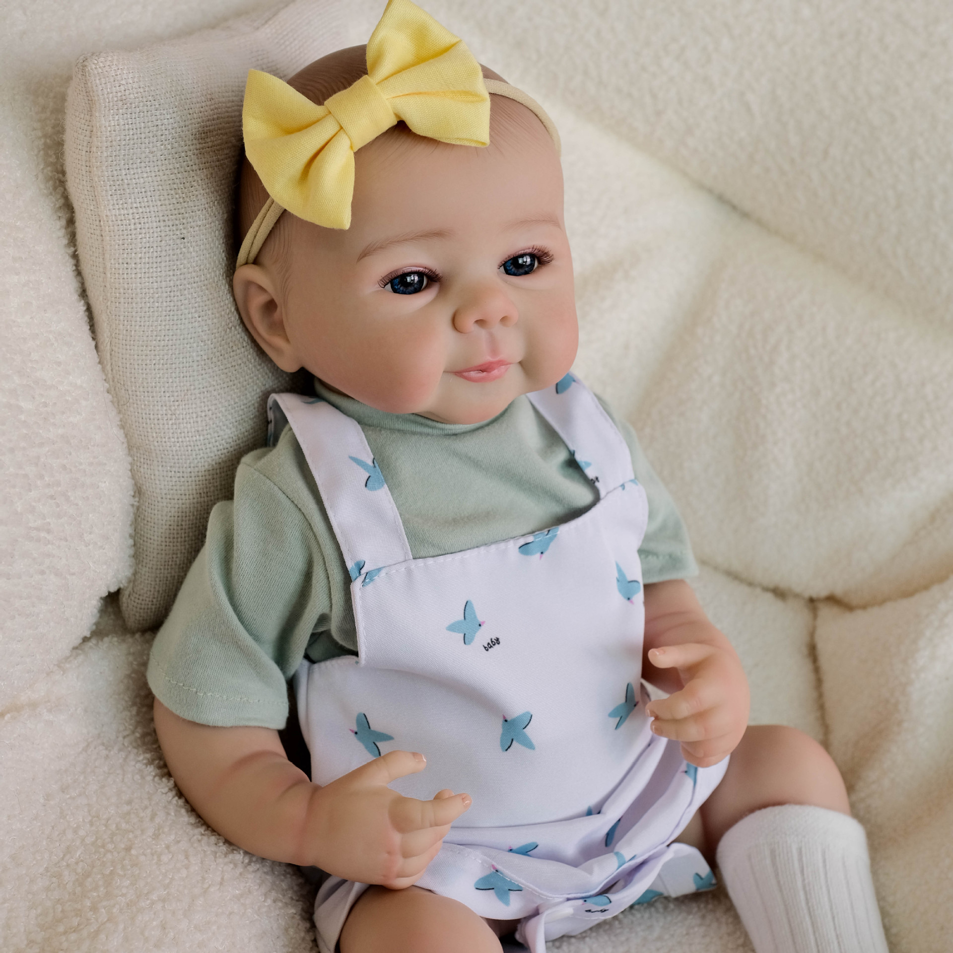Muñeca de simulación Julietta con overol estampado de 19 pulgadas, ideal como regalo navideño para niños.