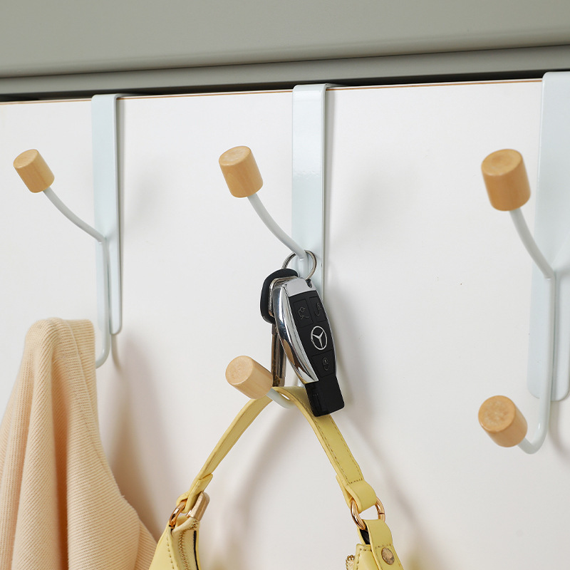 日本式のシンプルな木のダブルフックは穴を開けないでドアの後ろにフックを掛けます。