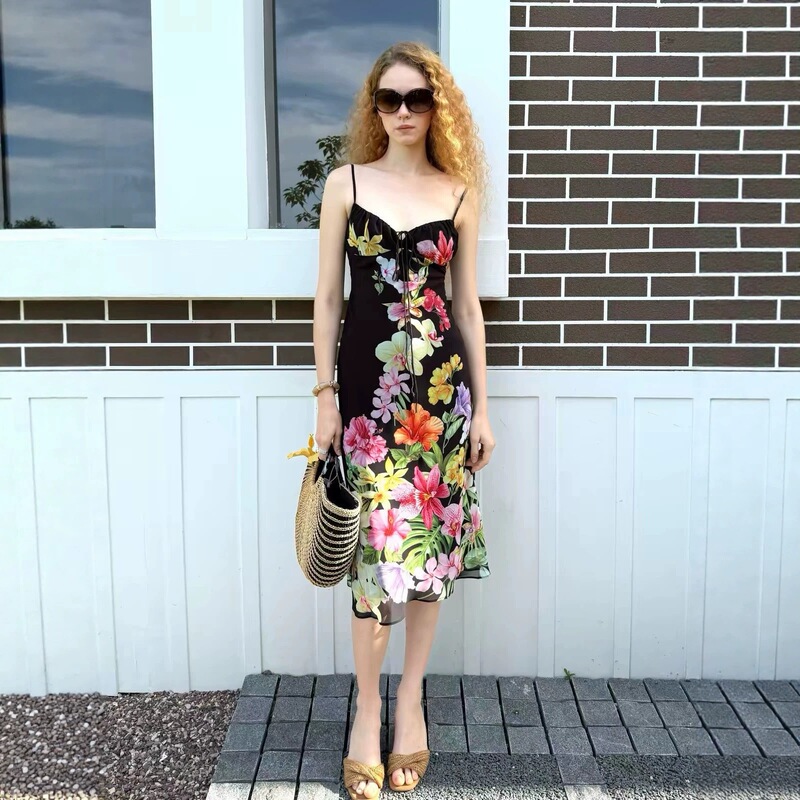 French-style tropical floral print camisole dress for women, waist-cinching drawstring, resort-style mid-length camisole dress in black