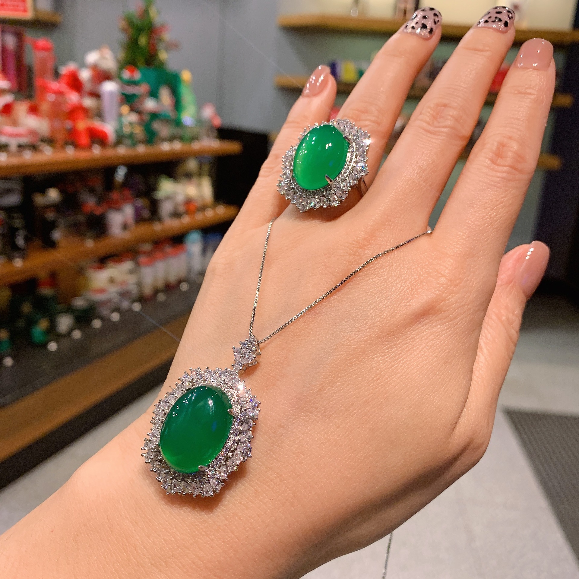 Zhuang Sheng joyería Venta caliente en forma de Dan verde Calcedonia superficie llana completo diamante con incrustaciones anillo colgante traje principal piedra 15*20