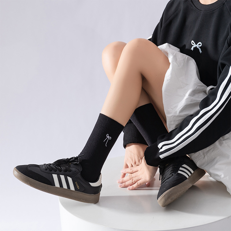 Nuevos calcetines de otoño de mujer bordados arco medio Lolita retro coreano inmoderados calcetines de algodón de color sólido versátiles