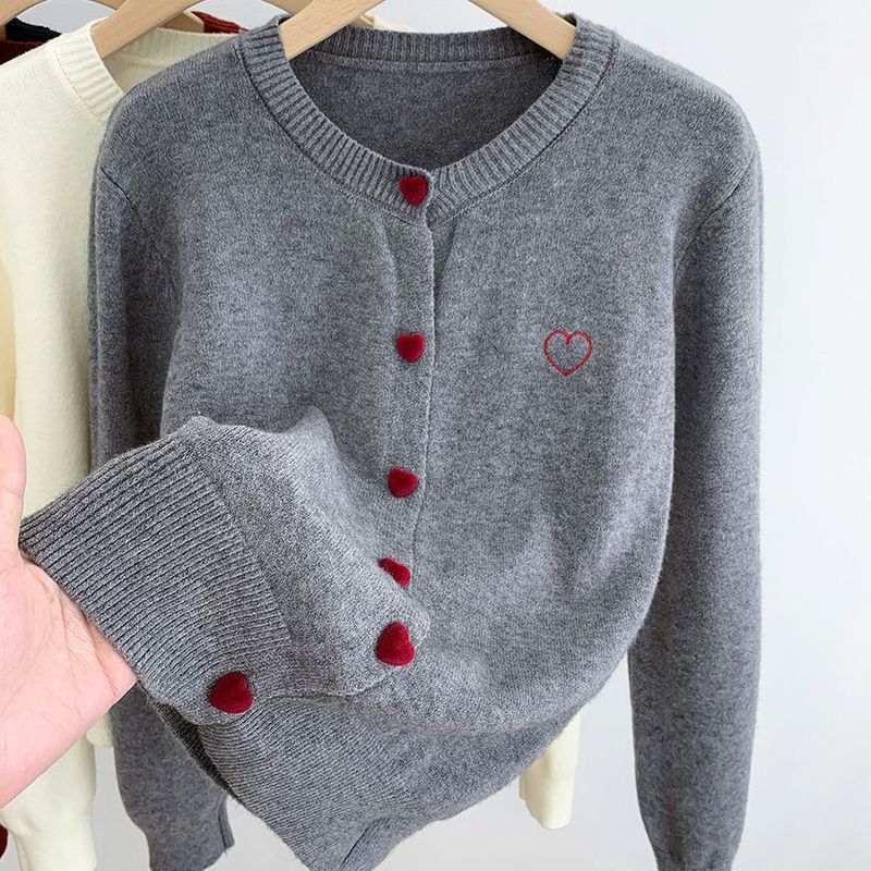 韓国の年齢を軽減する刺繍デザイン、シックなラブボタンショートカーディガン、秋冬の新しいスタイル、レイヤードインナージャケット|undefined