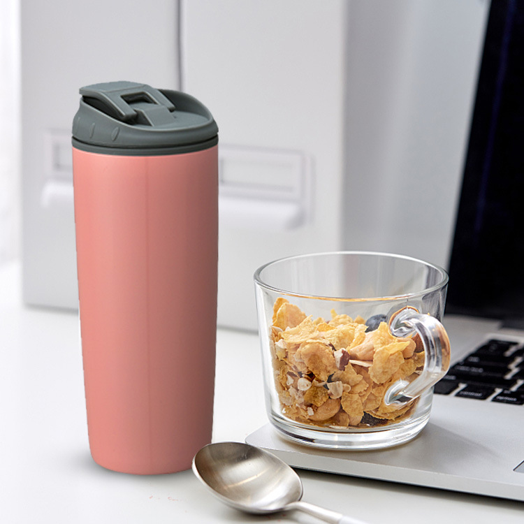 Taza para automóvil Venta caliente Venta al por mayor Juego de cuero de acero de plástico interior y exterior Taza portátil de moda Cubierta de silicona Taza de aislamiento patentada