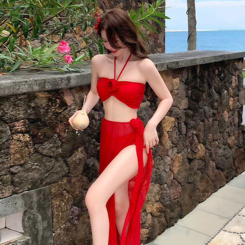 Felrode halterbikini voor dames, tweedelig badpak met rokje. Elegant, geschikt voor kleine bustes. Ideaal voor warmwaterbronnen en het strand._voghion.com