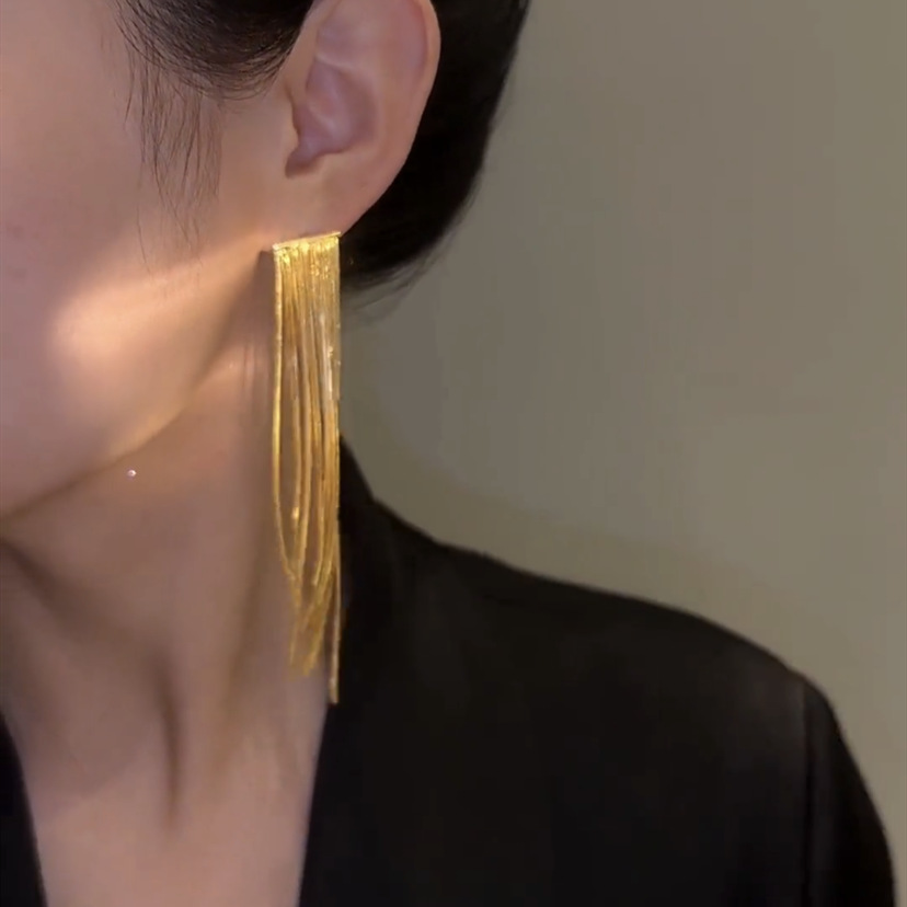 Pendientes de borla largos de alta gama pendientes de cadena de adelgazamiento dulce fresco elegante de las mujeres pendientes de lujo de luz de oro real