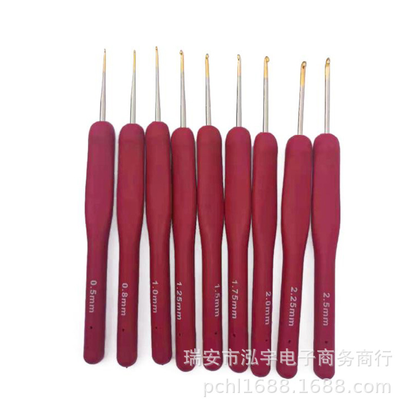 Nuevas herramientas de tejer traje de ganchillo de aluminio de silicona TPR crochet mango rojo recubierto de aluminio crochet conjunto completo de 9 pu bolsas