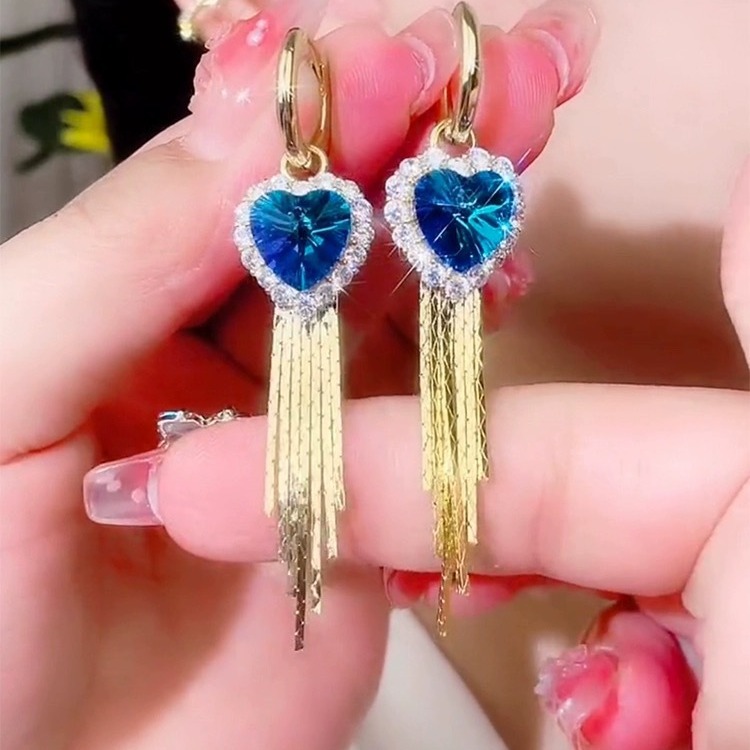 2024 nueva versión coreana de los pendientes súper parpadeantes de alta gama de estilo coreano, pendientes de amor de temperamento de flecos largos de nicho, venta al por mayor femenina