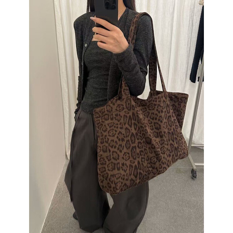 The Shop Owner Personally Recommends the Korean-Style Leopard Print Canvas Bag, a Large-Capacity Bag That Is Versatile and Can Be Used as a Shoulder Bag or a Commuter Tote Bag