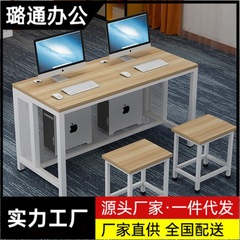 学校の機械室のコンピュータのデスクのクラスのコンピュータのデスクトップの小学生の教室のマイクロ機械室の2人の学生のテーブルと椅子