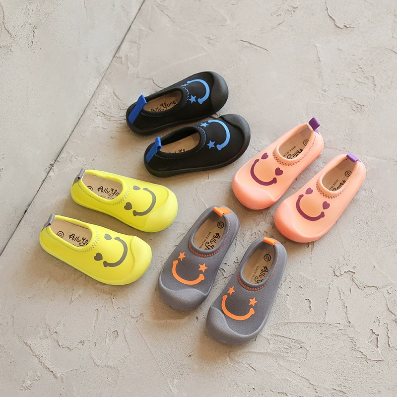 Весна 2025 года, новая детская обувь для детского сада на мягкой подошве, домашняя и уличная обувь, эластичная обувь со смайликом для детей маленького и среднего размера 2–7 лет.