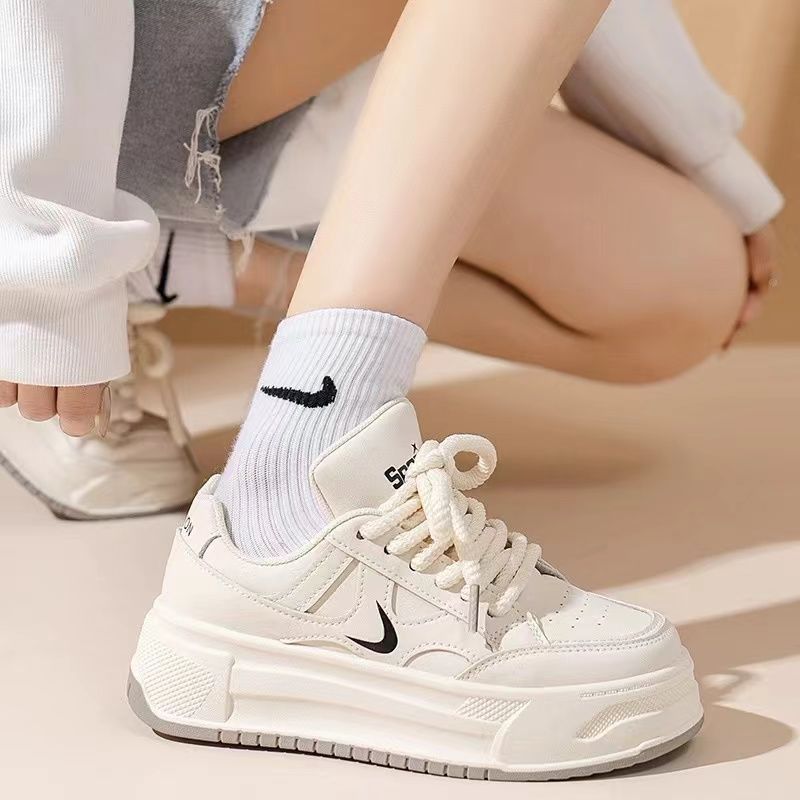 Pequeños zapatos blancos para mujeres 2024 nuevos zapatos deportivos casuales de soleas gruesas de otoño que coinciden con el nicho de los zapatos de entrenamiento de moda
