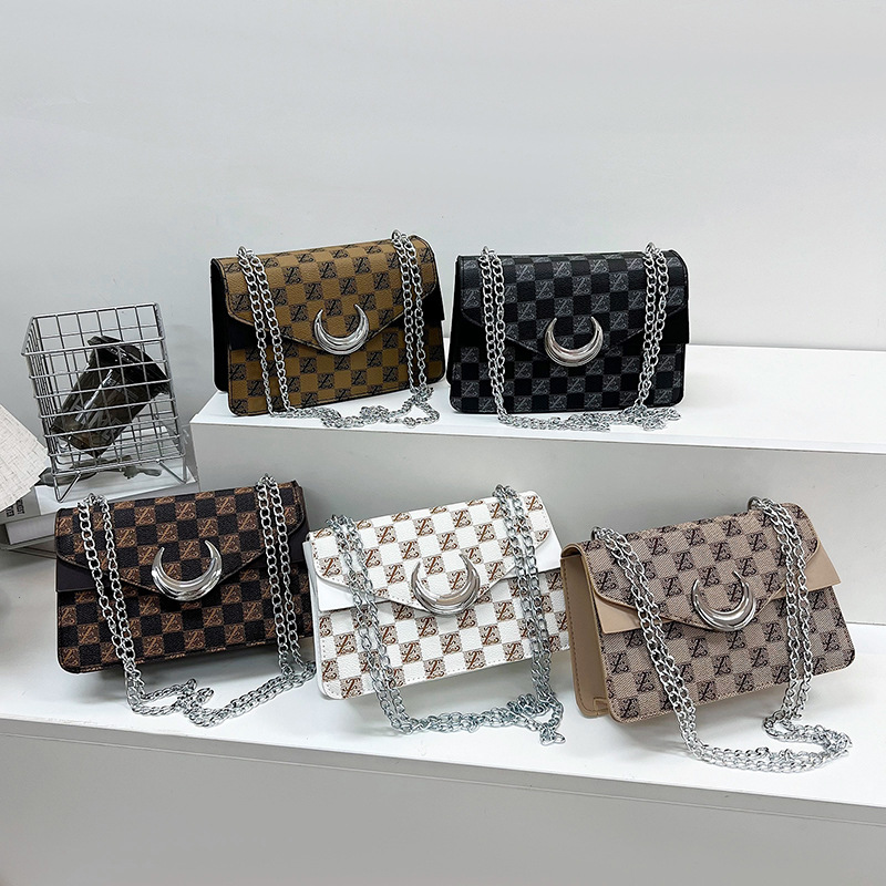 Korean version armpit small square 2024 new texture fashionable letter printed handbag personalized single shoulder_voghion.com