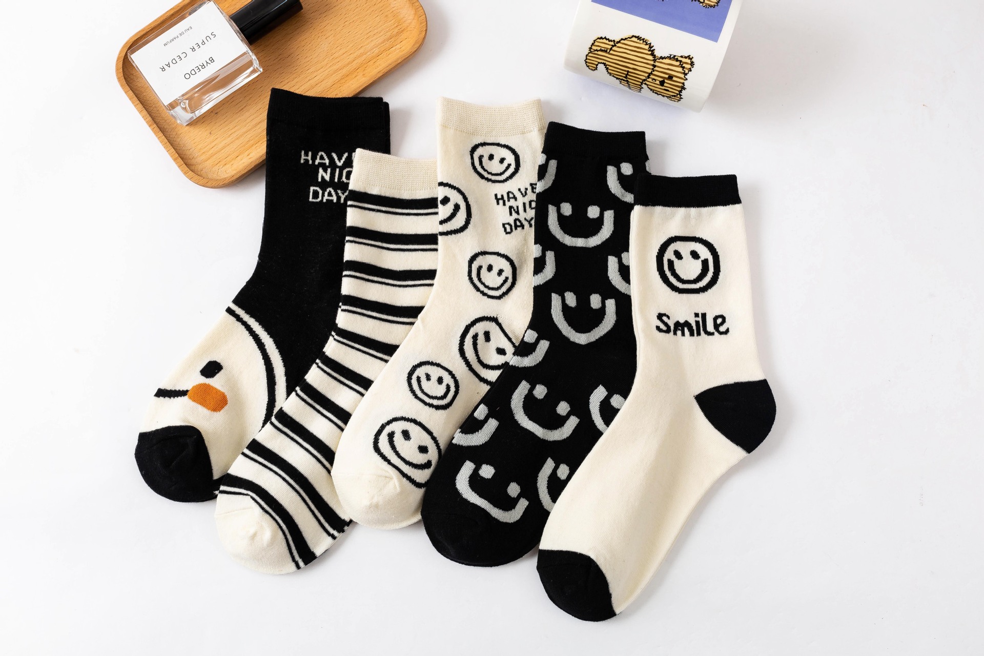 Schlauchsocken Baumwolle Herbst Und Winter Neue Cartoon Süße Socken Koreanische Schwarz-weiß Lächelnde Gesichtssocken display picture 1