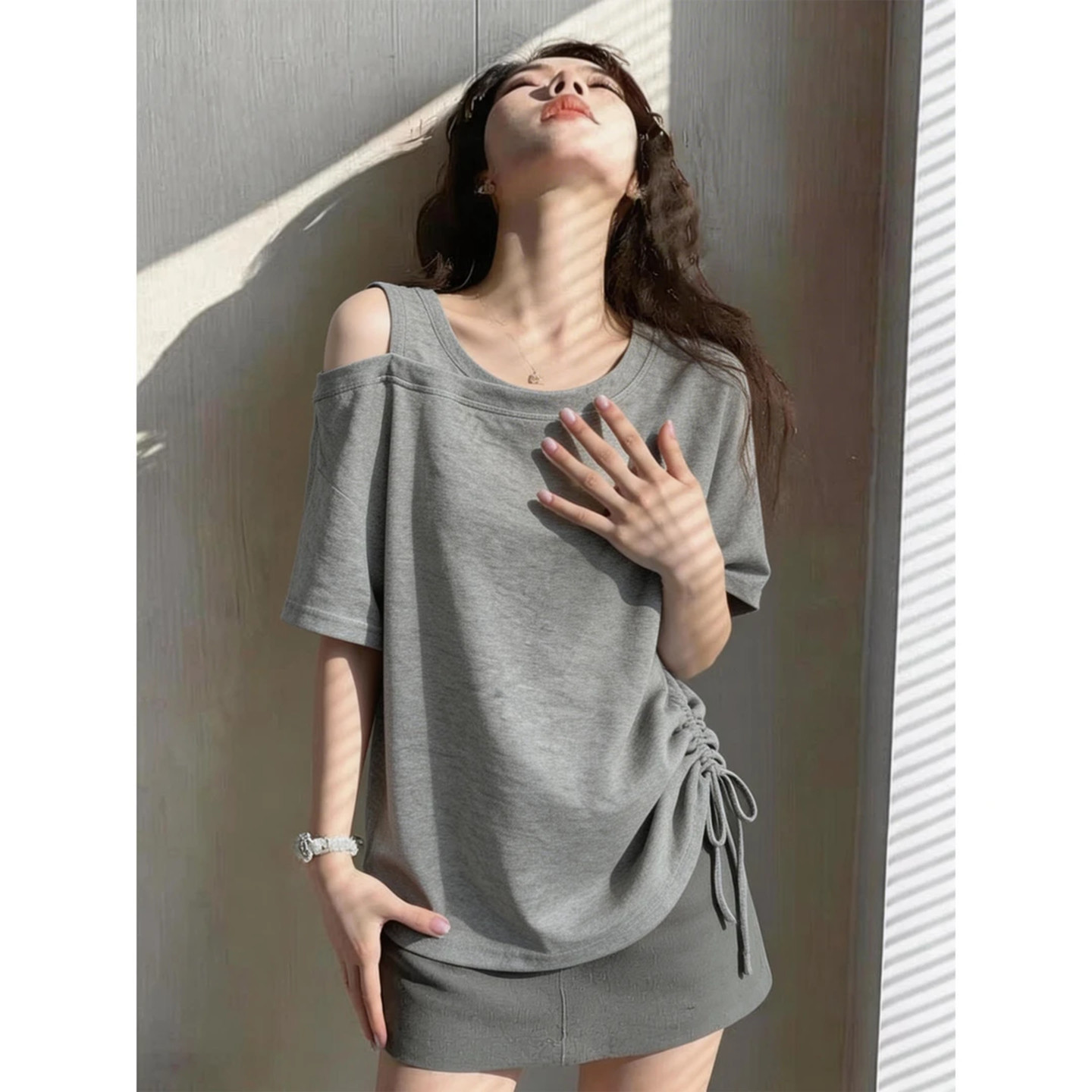 Áo thun nữ tay ngắn thiết kế dây rút lệch vai, phong cách thời trang mùa hè — màu xám chi tiết 4
