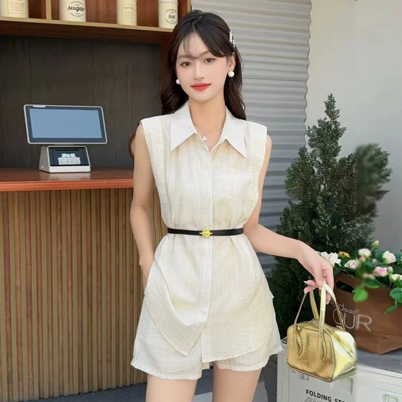 Модный и стильный женский летний комплект из двух предметов: безрукавка и широкие шорты.