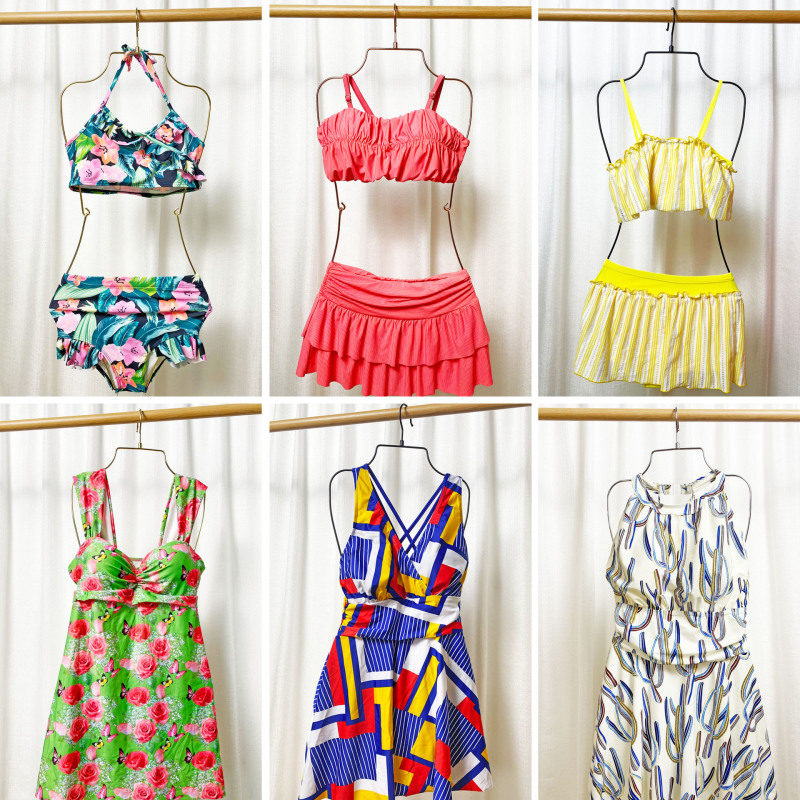工場の現物の卸売り服は水着のワンピースのハンガーの鉄芸の水着を支えて展示棚の金属の平面の水着の棚を支えます。|undefined
