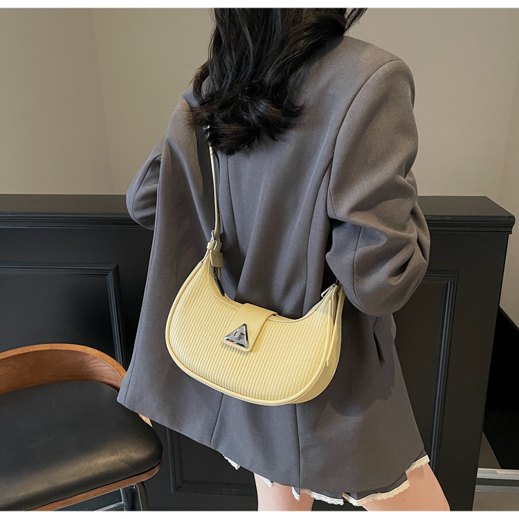 The 2025 new underarm bag for women is a simple and versatile single-shoulder crossbody bag. It is a popular and niche designer crescent-shaped women's bag undefined