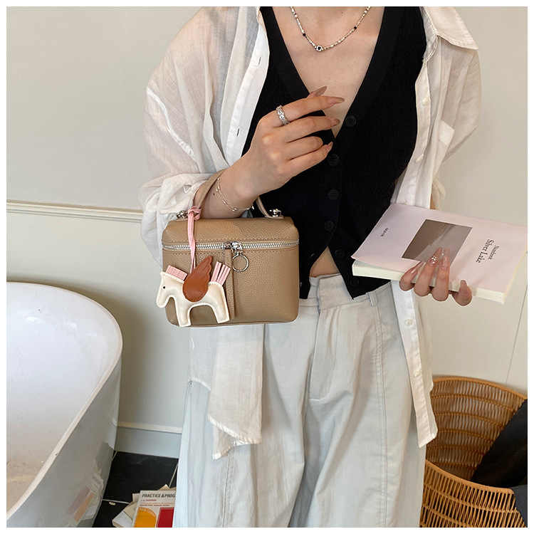 This year's popular simple hand-held small bag for women, the 2025 new women's single-shoulder bag, is elegant and fashionable, a crossbody small bag undefined