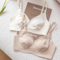 超薄無痕ラテックス下着女性の大胸は小さな光沢面を示しています。
