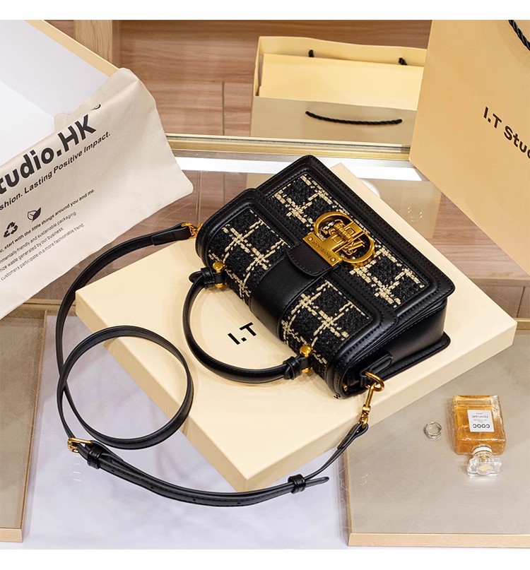 Túi xách tay da cổ điển vuông nhỏ phong cách Chanel, quai xách tay và đeo chéo — Màu đen w chi tiết 5