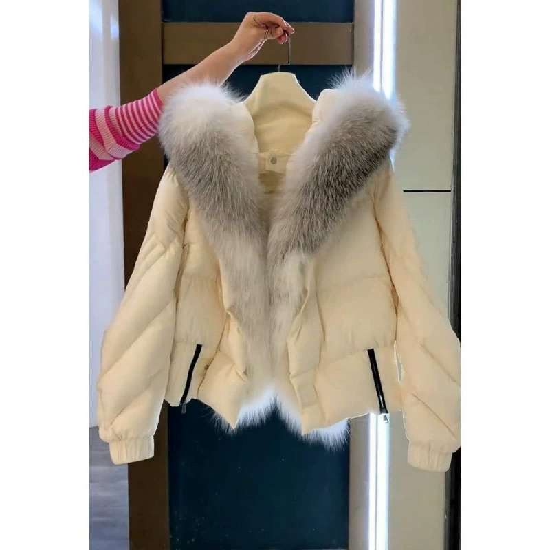 Белая короткая пуховка с наполнителем, в стиле Chanel