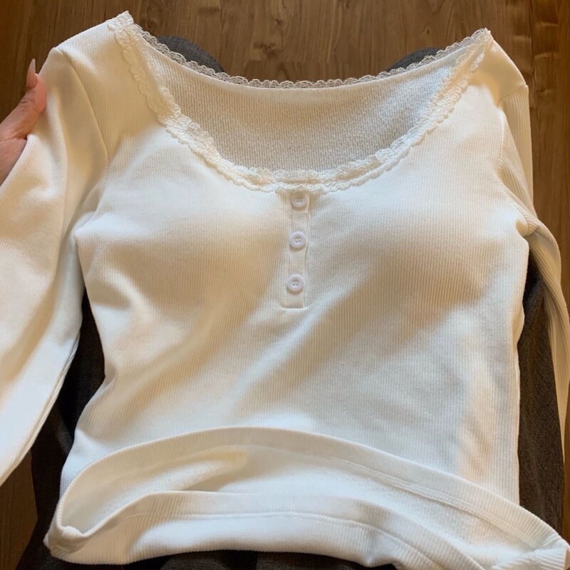 レースの辺の白い底のシャツの女性の秋冬とベルベットの保温の中でデザイン感が変わっています。|undefined