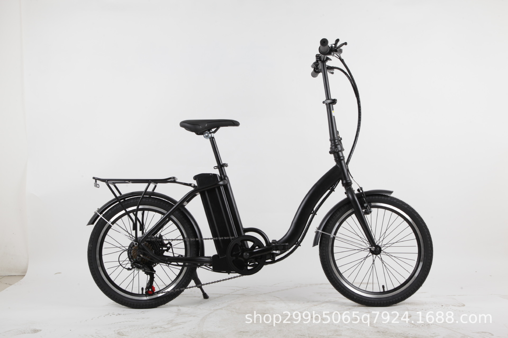 배터리나 충전기가 없는 알몸의 자동차