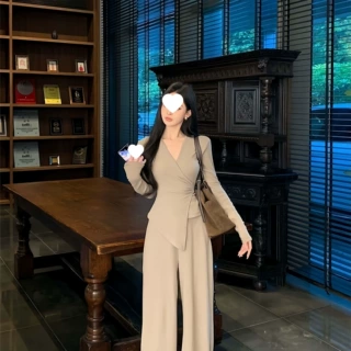 显瘦套装两件套长袖T恤上衣女秋季垂感休闲阔腿裤修身交叉v领气质
