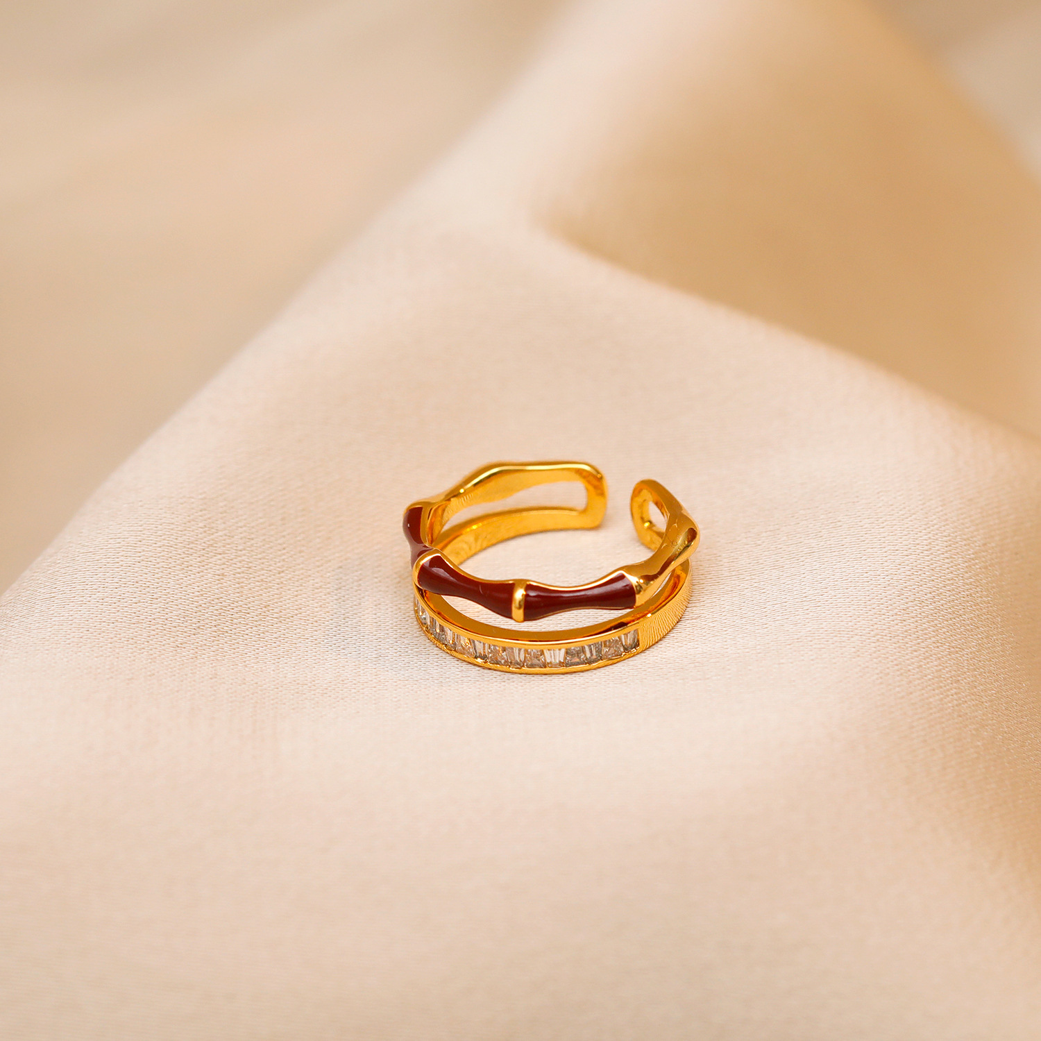 One size ring, 750 sample gold