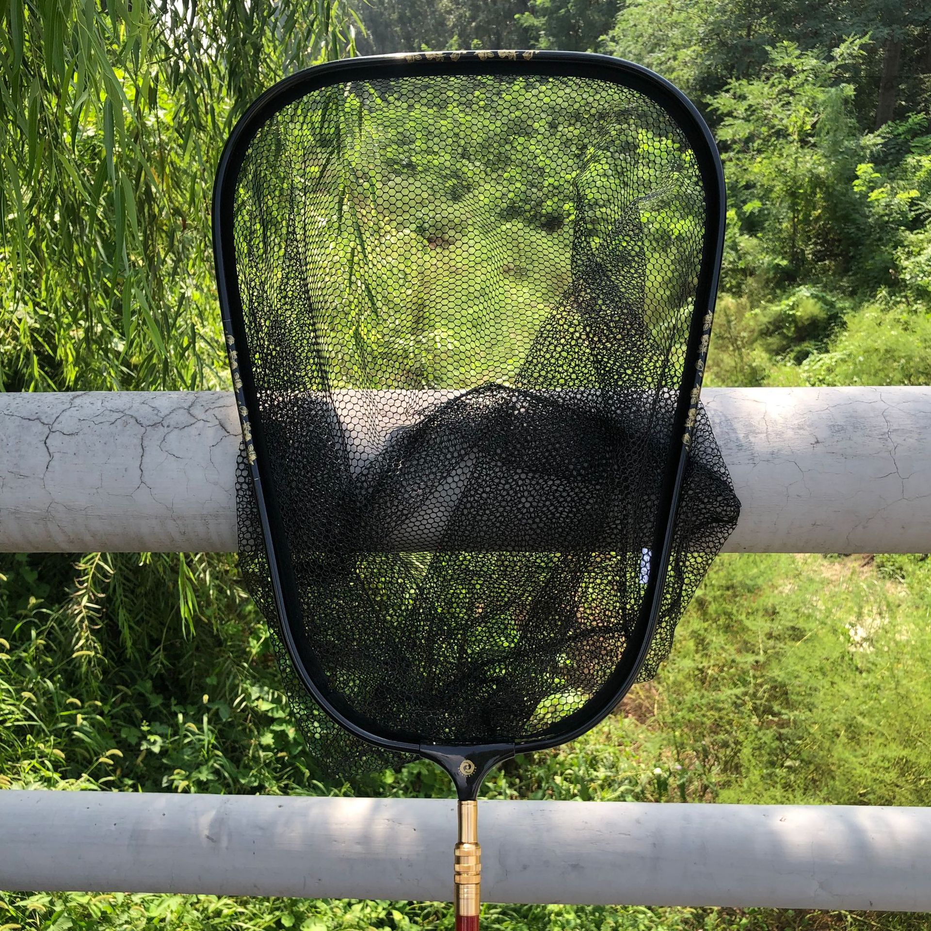 Large fan-shaped rubberized mesh black circle