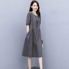 綿麻のワンピースの女性の中年のお母さん