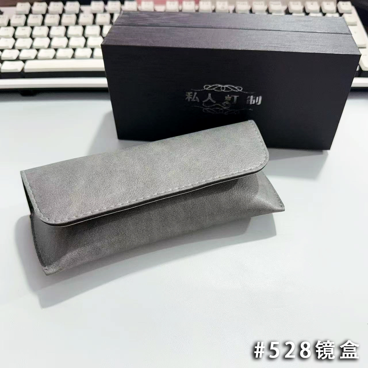 Nuevo estuche para gafas de moda con cadena antideslizante, adecuado para gafas de miopía, gafas de lectura, varios colores, incluye paño para gafas y varios colores de estuche para gafas.