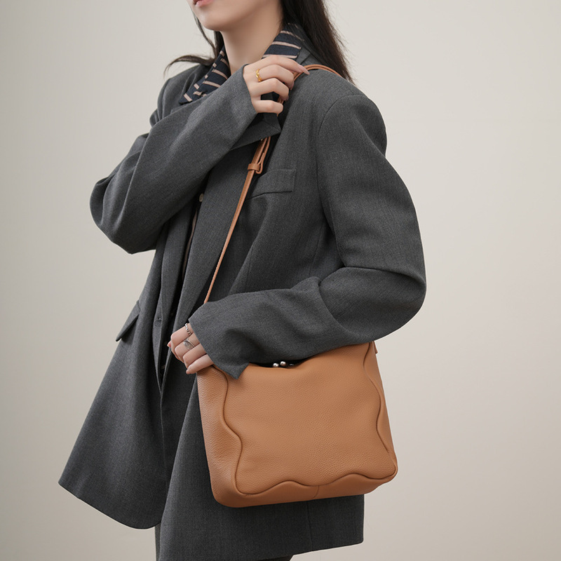 2025 Wholesale High-End First-Layer Cowhide Women's Bag New Simple Crossbody Bag Large Capacity Commuter Shoulder Bag 005