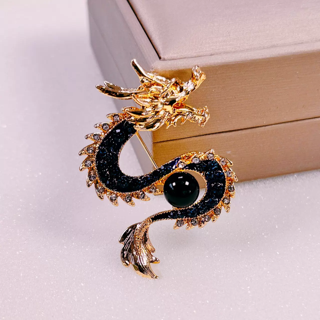 蓝珀胸针批发 中国龙琥珀胸花8-9mm净水高品质无暇 温润晶莹剔透